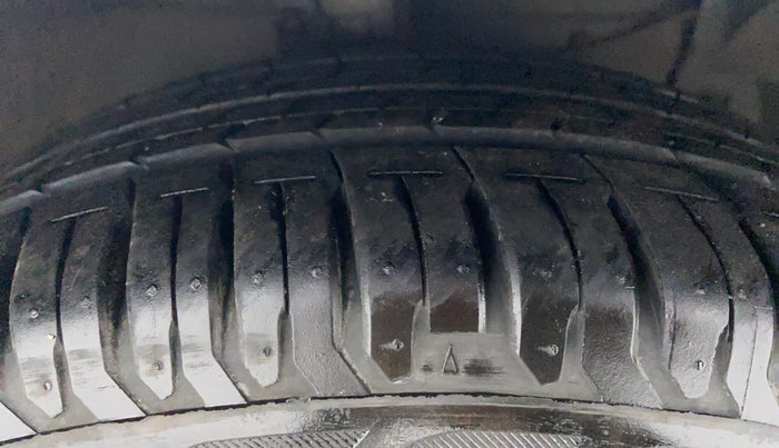 2015 Maruti Ciaz ZXI AT, Petrol, Automatic, 80,532 km, Right Front Tyre Tread