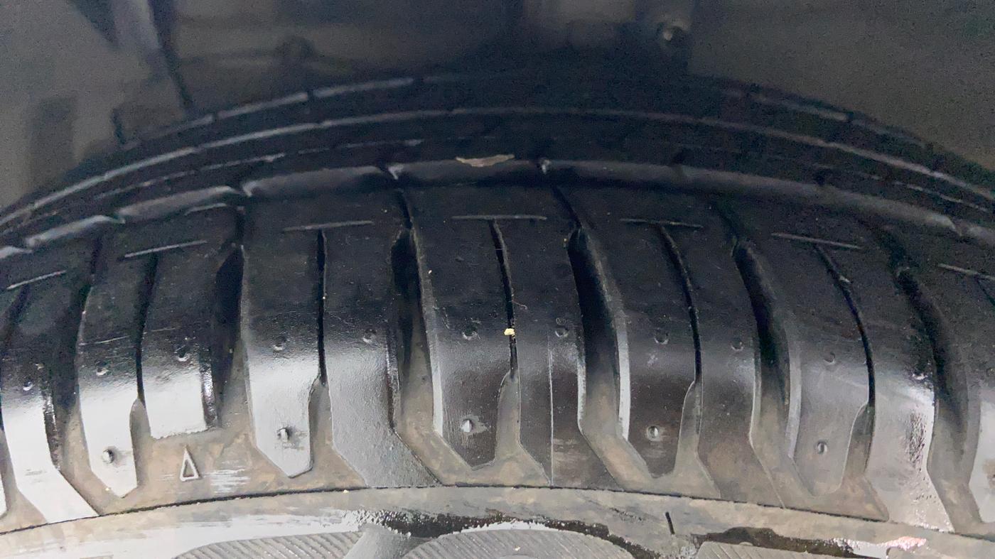 2015 Maruti Ciaz ZXI AT, Petrol, Automatic, 80,532 km, Left Front Tyre Tread