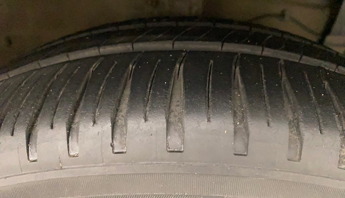 2013 Maruti Ertiga ZDI, Diesel, Manual, 85,588 km, Right Front Tyre Tread