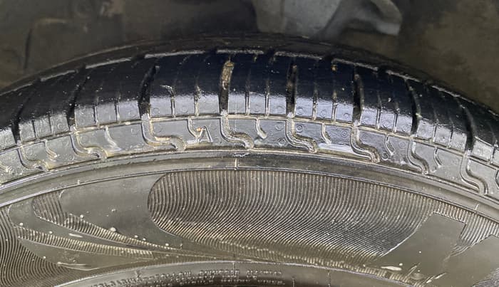 2016 Hyundai Eon SPORTZ, Petrol, Manual, 57,127 km, Left Front Tyre Tread
