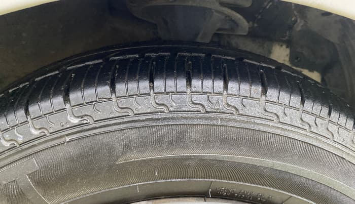 2016 Hyundai Eon SPORTZ, Petrol, Manual, 57,127 km, Right Front Tyre Tread