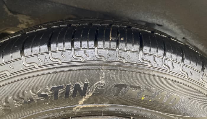 2016 Hyundai Eon SPORTZ, Petrol, Manual, 57,127 km, Right Rear Tyre Tread