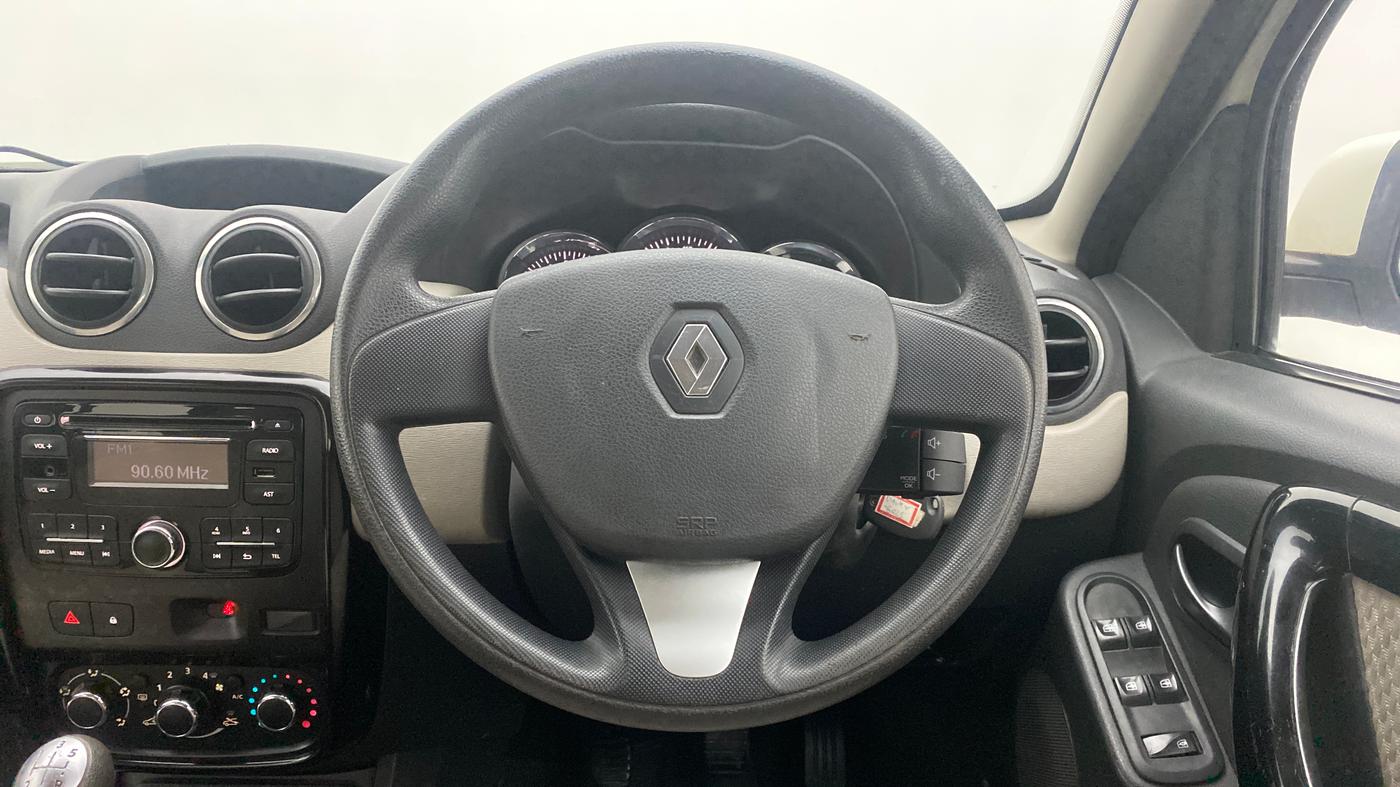 2015 Renault Duster 85 PS RXL, Diesel, Manual, 74,977 km, Steering Wheel Close Up