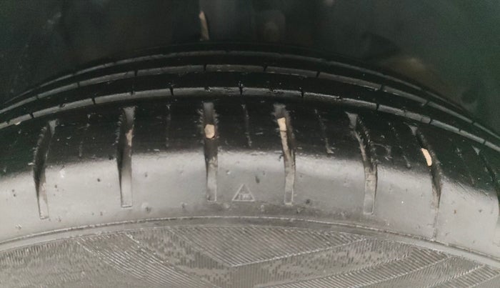 2023 Maruti Baleno  ZETA CNG 1.2L, CNG, Manual, 54,252 km, Right Front Tyre Tread