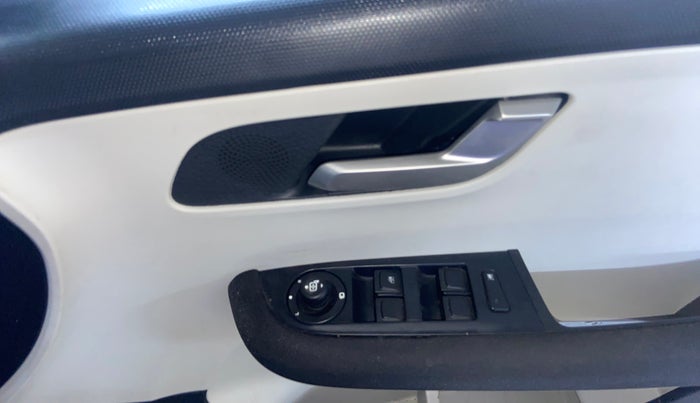 2025 Tata ALTROZ XZ PLUS PETROL, Petrol, Manual, 9,104 km, Driver Side Door Panels Control