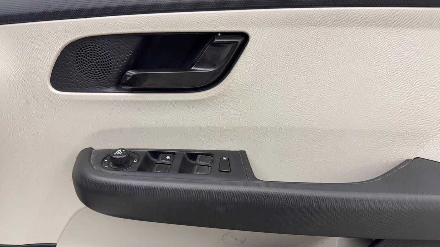 2022 Tata ALTROZ XMA PLUS PETROL, Petrol, Manual, 77,101 km, Driver Side Door Panels Control