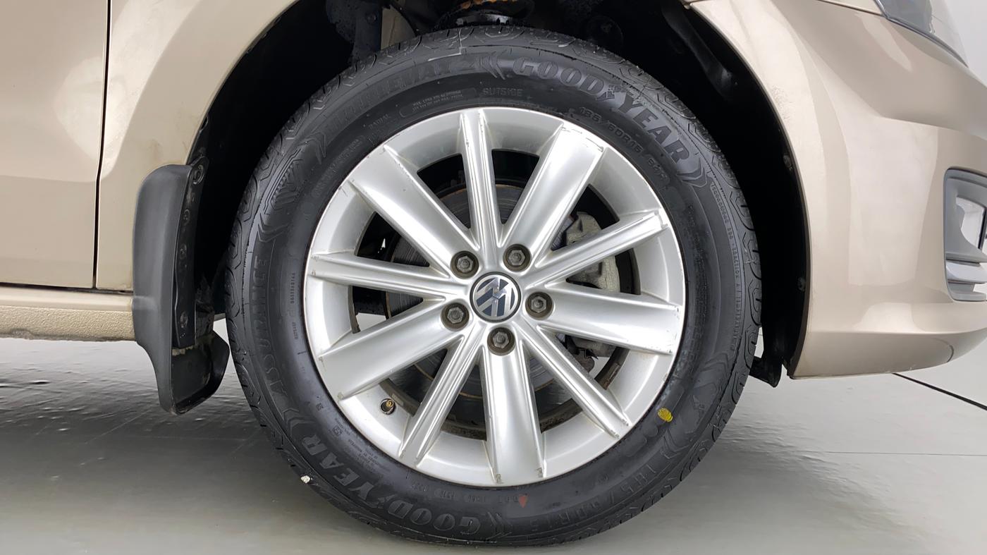 2016 Volkswagen Vento HIGHLINE TDI AT, Diesel, Automatic, 24,828 km, Right Front Wheel