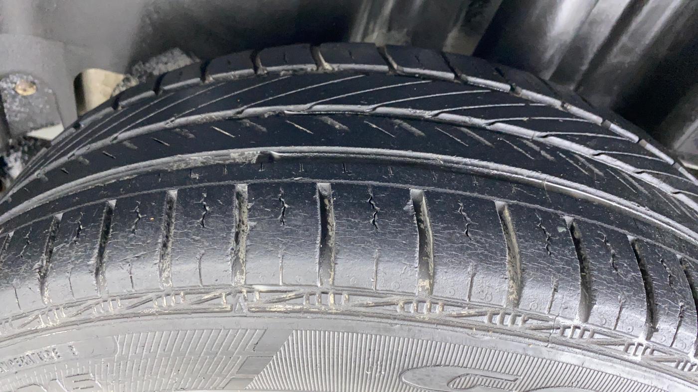 2016 Volkswagen Vento HIGHLINE TDI AT, Diesel, Automatic, 24,828 km, Left Rear Tyre Tread