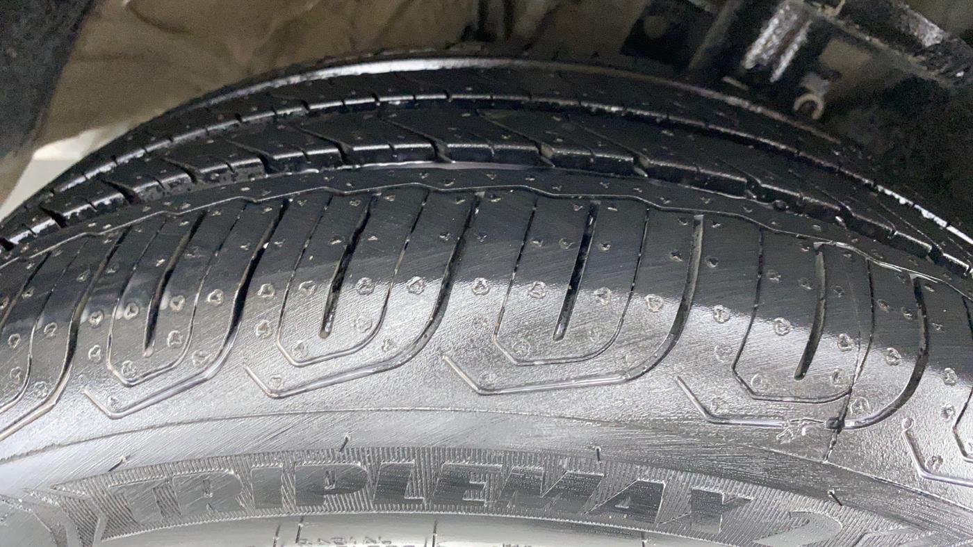 2016 Volkswagen Vento HIGHLINE TDI AT, Diesel, Automatic, 24,828 km, Right Front Tyre Tread