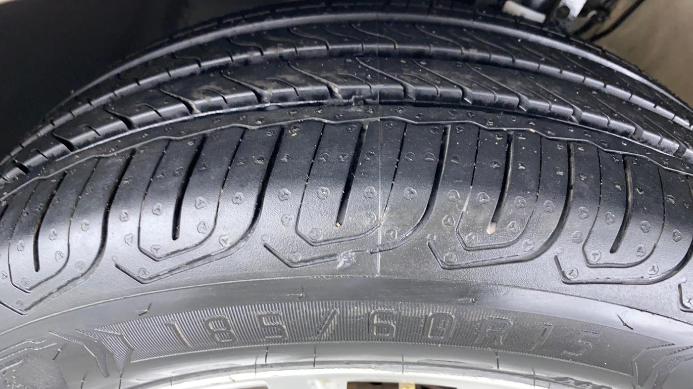 2016 Volkswagen Vento HIGHLINE TDI AT, Diesel, Automatic, 24,828 km, Left Front Tyre Tread