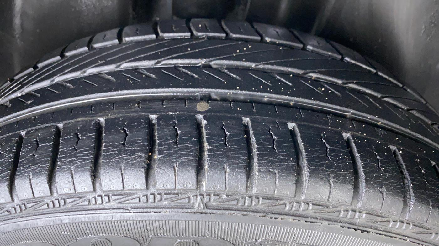 2016 Volkswagen Vento HIGHLINE TDI AT, Diesel, Automatic, 24,828 km, Right Rear Tyre Tread