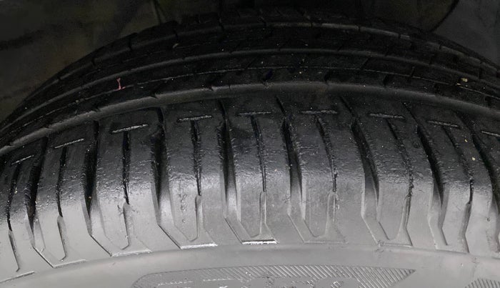 2017 Hyundai Verna 1.6 SX VTVT, Petrol, Manual, 23,788 km, Right Front Tyre Tread