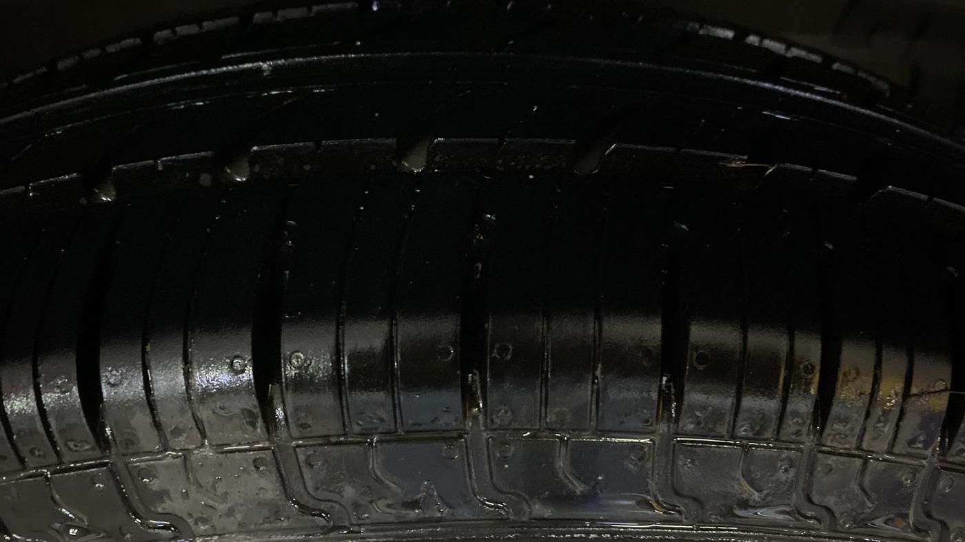 2014 Maruti Swift VXI, Petrol, Manual, 1,16,255 km, Right Front Tyre Tread