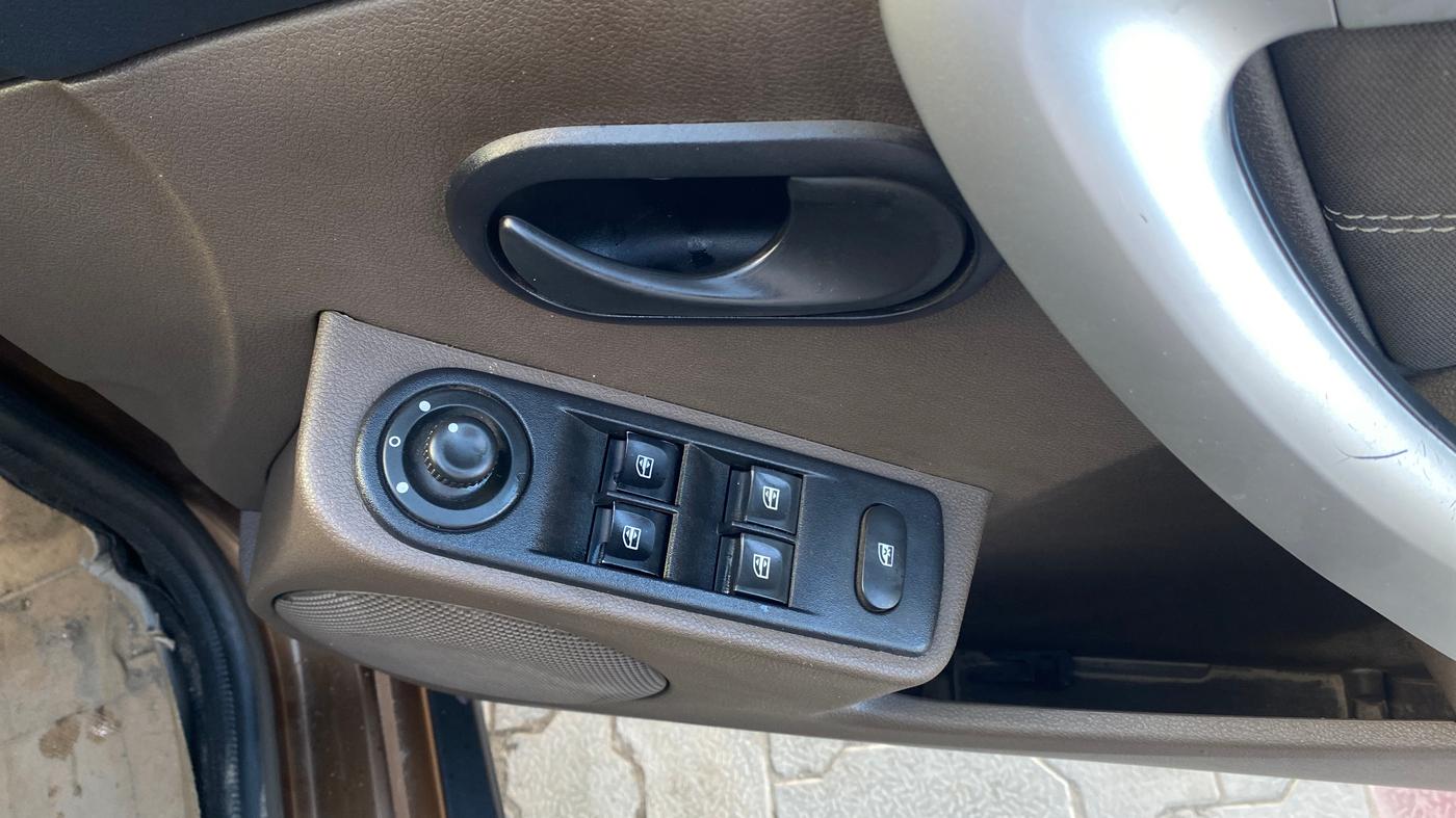 2017 Renault Duster RXL PETROL, Petrol, Manual, 61,482 km, Driver Side Door Panels Control