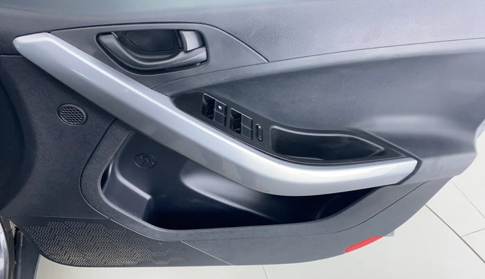 2020 Tata NEXON XMA SUNROOF 1.2 RTN, Petrol, Automatic, 26,829 km, Driver Side Door Panels Control