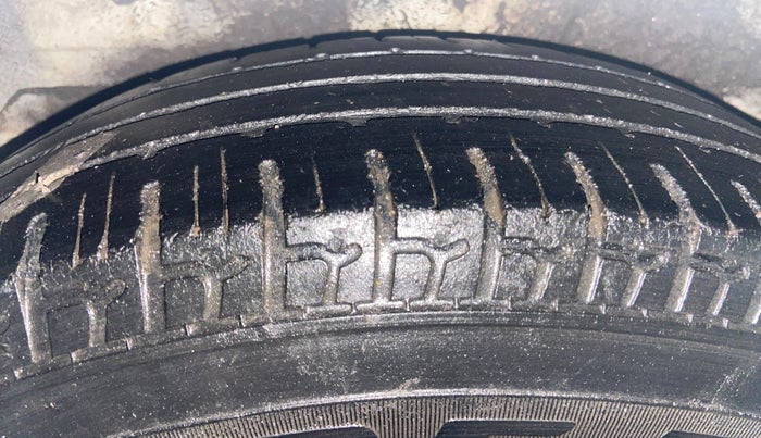 2015 Hyundai i10 MAGNA 1.1, Petrol, Manual, 1,00,643 km, Right Rear Tyre Tread