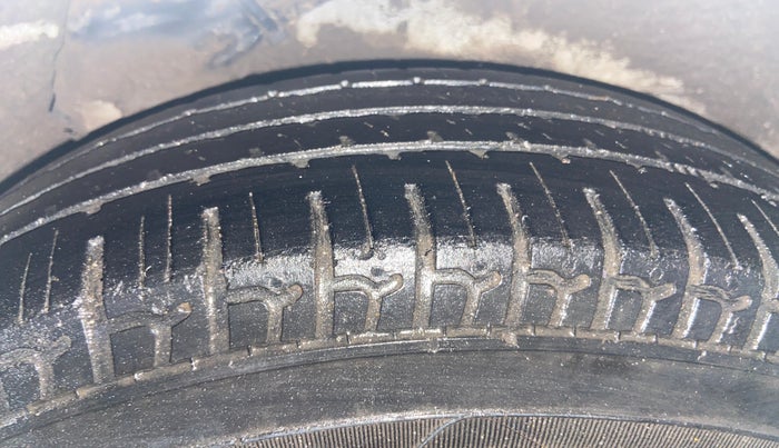 2015 Hyundai i10 MAGNA 1.1, Petrol, Manual, 1,00,643 km, Left Rear Tyre Tread