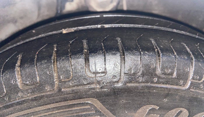 2015 Hyundai i10 MAGNA 1.1, Petrol, Manual, 1,00,643 km, Right Front Tyre Tread