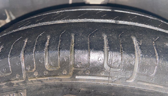 2015 Hyundai i10 MAGNA 1.1, Petrol, Manual, 1,00,643 km, Left Front Tyre Tread