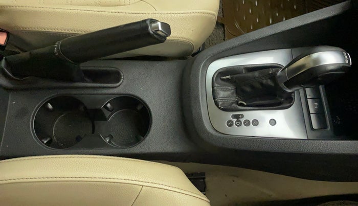 2014 Volkswagen Jetta HIGHLINE TDI AT, Diesel, Automatic, 75,042 km, Gear Lever