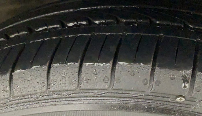 2017 Maruti Ciaz ZETA 1.4  MT PETROL, Petrol, Manual, 78,523 km, Right Front Tyre Tread