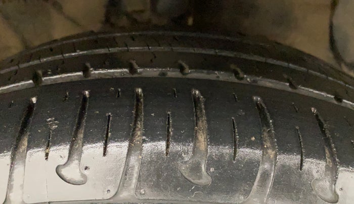 2018 Hyundai Grand i10 SPORTZ (O) AT 1.2 KAPPA VTVT, Petrol, Automatic, 21,242 km, Right Front Tyre Tread