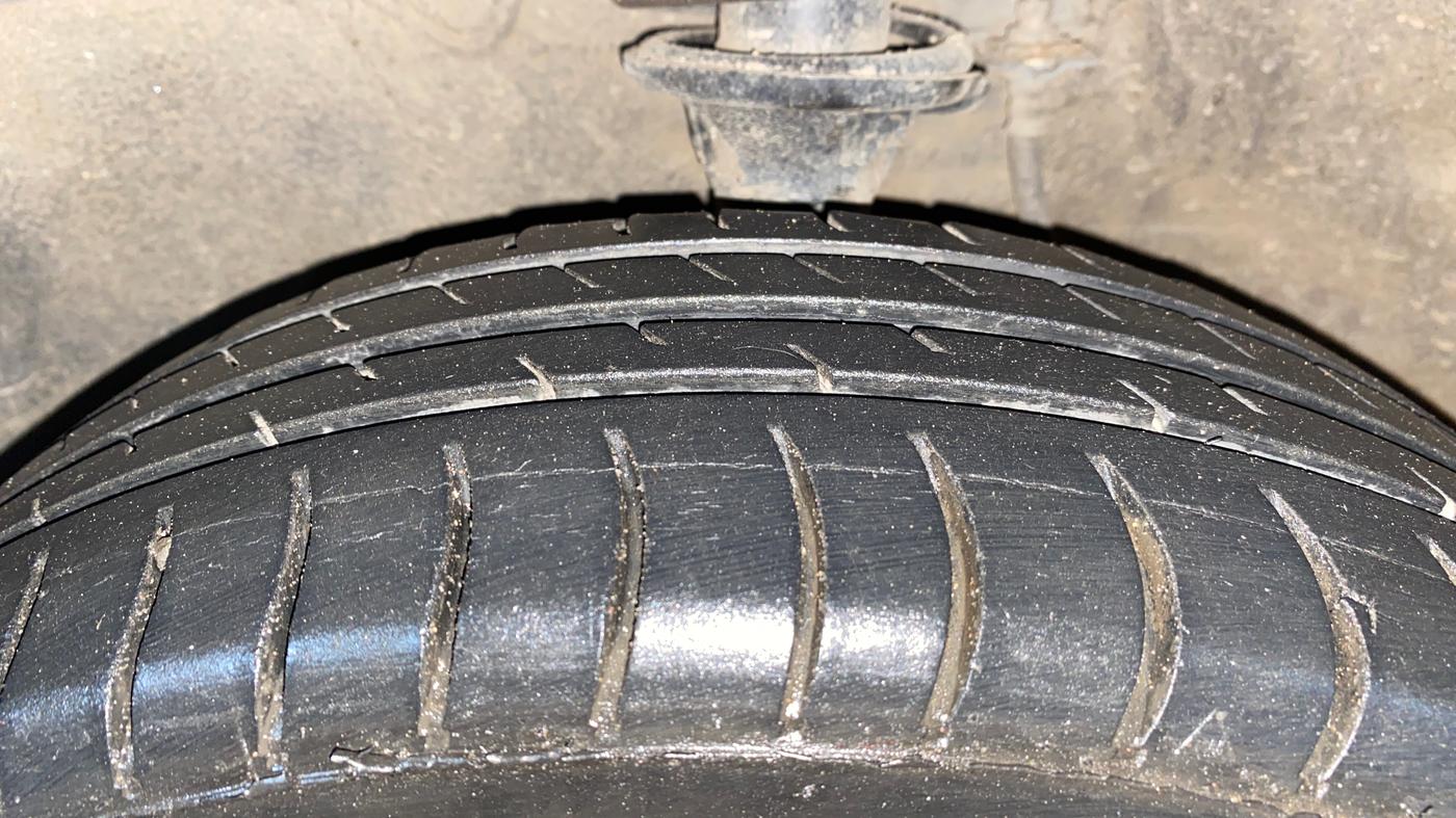 2017 Maruti Alto K10 VXI (O) AMT, Petrol, Automatic, 1,24,610 km, Left Front Tyre Tread