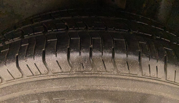 2010 Maruti Swift VXI, Petrol, Manual, 83,343 km, Left Rear Tyre Tread