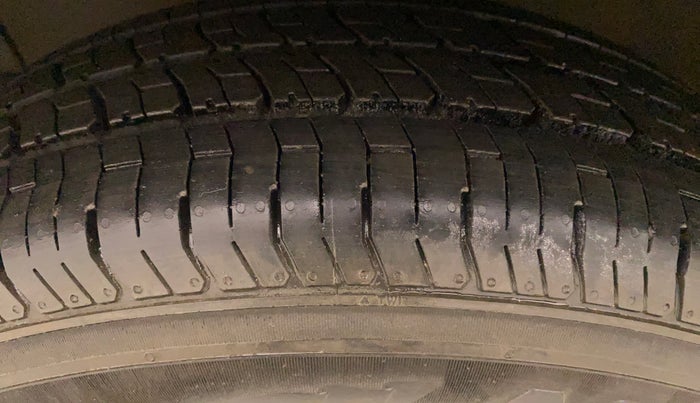 2010 Maruti Swift VXI, Petrol, Manual, 83,343 km, Left Front Tyre Tread