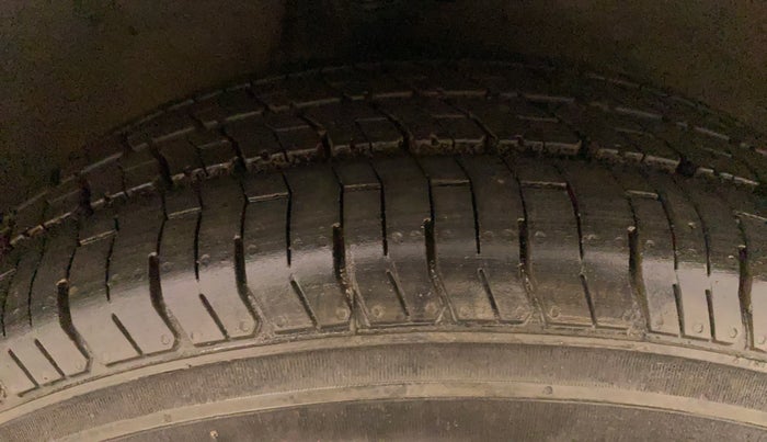 2010 Maruti Swift VXI, Petrol, Manual, 83,343 km, Right Front Tyre Tread