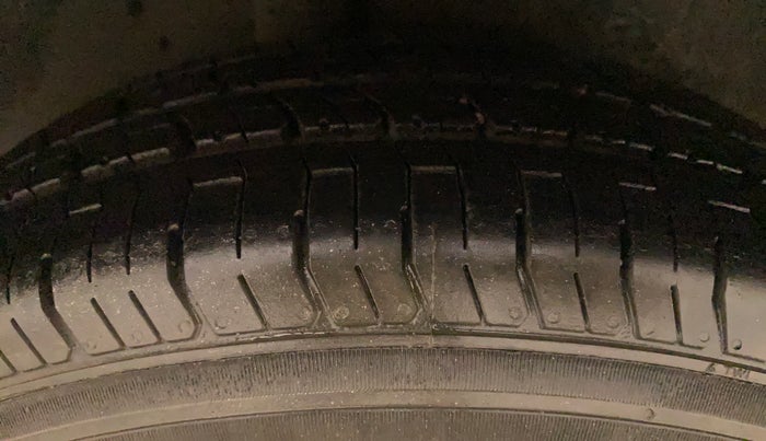 2010 Maruti Swift VXI, Petrol, Manual, 83,343 km, Right Rear Tyre Tread