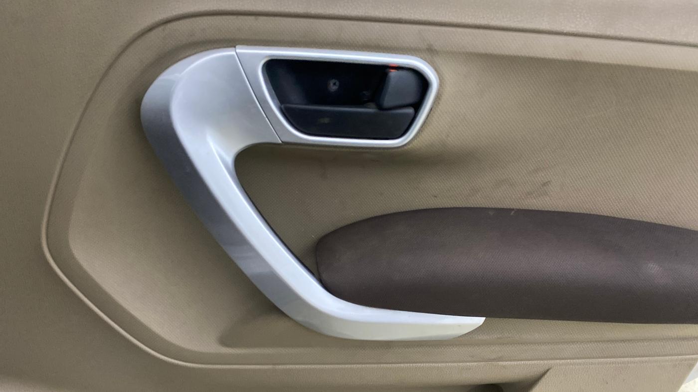 2017 Mahindra TUV300 T8, Diesel, Manual, 94,617 km, Driver Side Door Panels Control