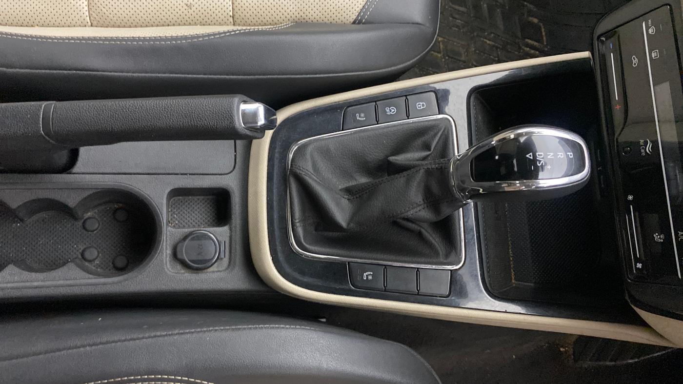 2022 Skoda SLAVIA STYLE 1.5L TSI DSG, Petrol, Automatic, 66,460 km, Gear Lever