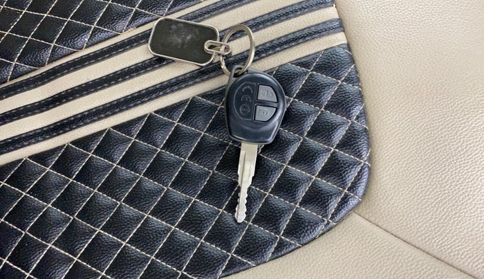 2017 Maruti Dzire VDI, Diesel, Manual, 1,38,676 km, Key Close Up