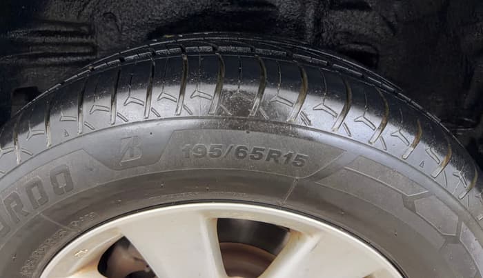 2015 Toyota Corolla Altis G PETROL, Petrol, Manual, 76,213 km, Right Rear Tyre Tread