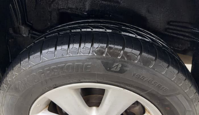 2015 Toyota Corolla Altis G PETROL, Petrol, Manual, 76,213 km, Left Rear Tyre Tread