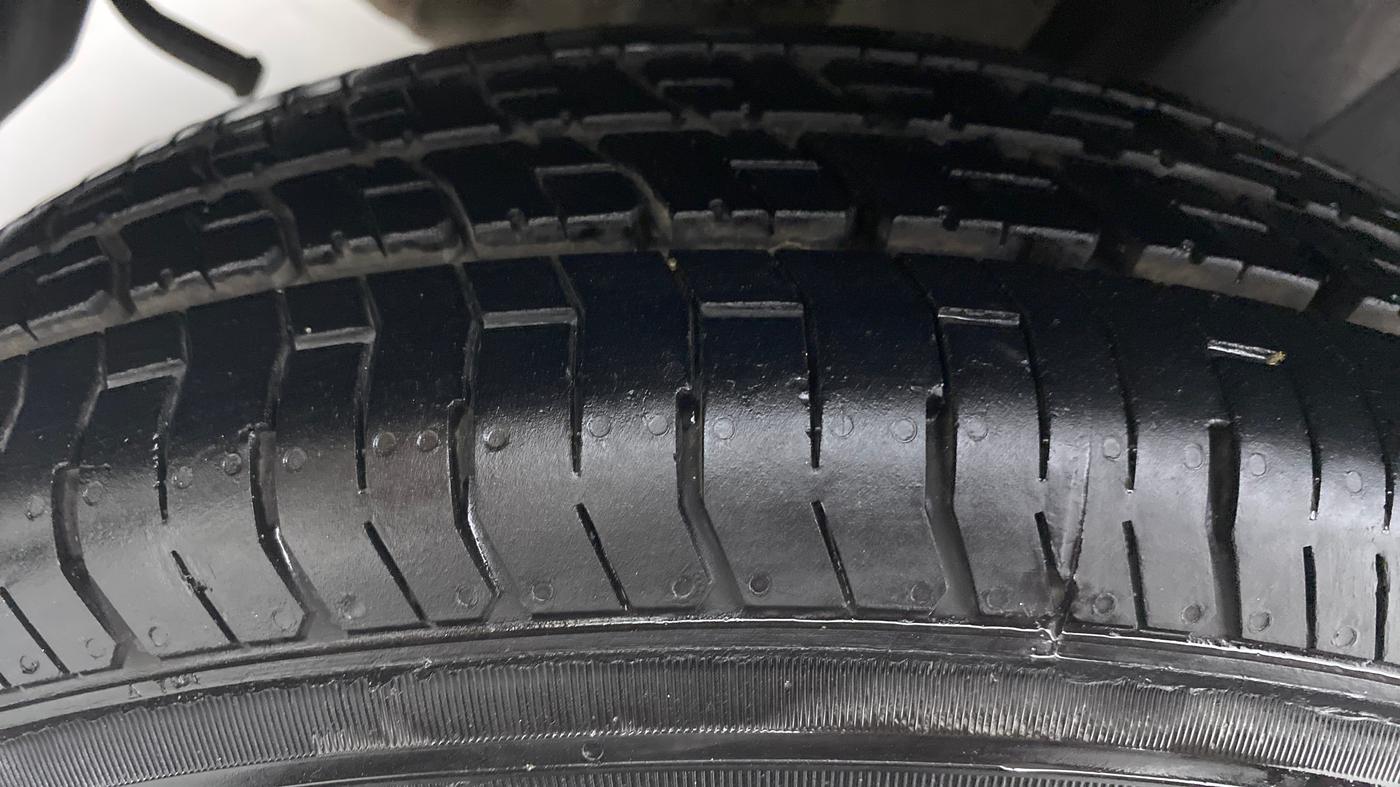 2014 Maruti Swift VXI D, Petrol, Manual, 80,474 km, Right Rear Tyre Tread