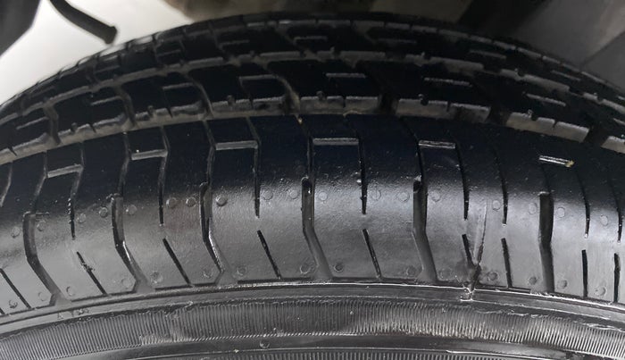 2014 Maruti Swift VXI D, Petrol, Manual, 80,474 km, Right Rear Tyre Tread