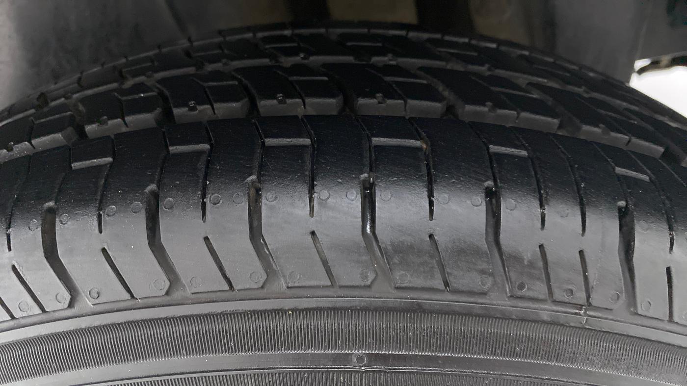 2014 Maruti Swift VXI D, Petrol, Manual, 80,474 km, Left Rear Tyre Tread