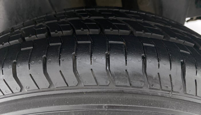 2014 Maruti Swift VXI D, Petrol, Manual, 80,474 km, Left Rear Tyre Tread