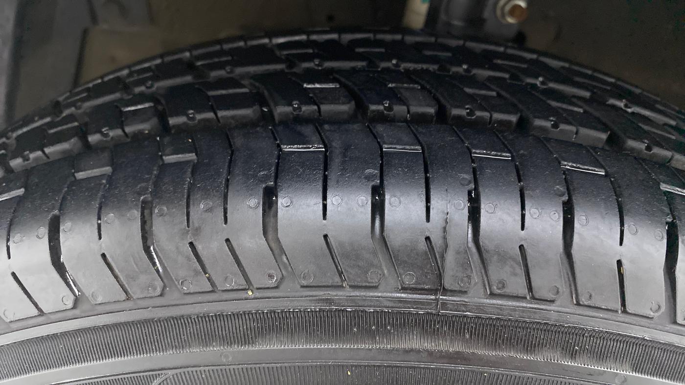 2014 Maruti Swift VXI D, Petrol, Manual, 80,474 km, Left Front Tyre Tread