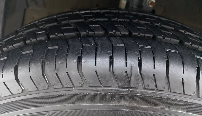 2014 Maruti Swift VXI D, Petrol, Manual, 80,474 km, Left Front Tyre Tread