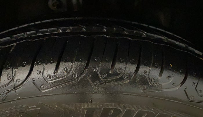 2019 Mahindra KUV 100 NXT K6+ P 6 STR, Petrol, Manual, 44,006 km, Right Front Tyre Tread