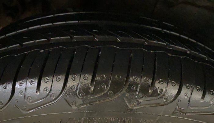 2019 Mahindra KUV 100 NXT K6+ P 6 STR, Petrol, Manual, 44,006 km, Right Rear Tyre Tread