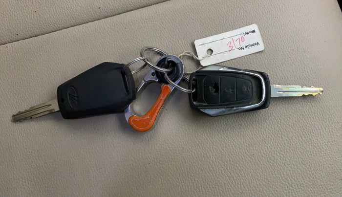 2019 Mahindra KUV 100 NXT K6+ P 6 STR, Petrol, Manual, 44,006 km, Key Close Up