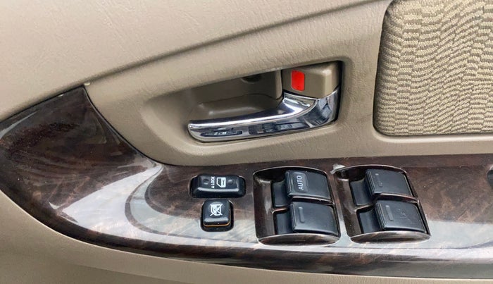 2015 Toyota Innova 2.5 VX 8 STR, Diesel, Manual, 73,050 km, Driver Side Door Panels Control