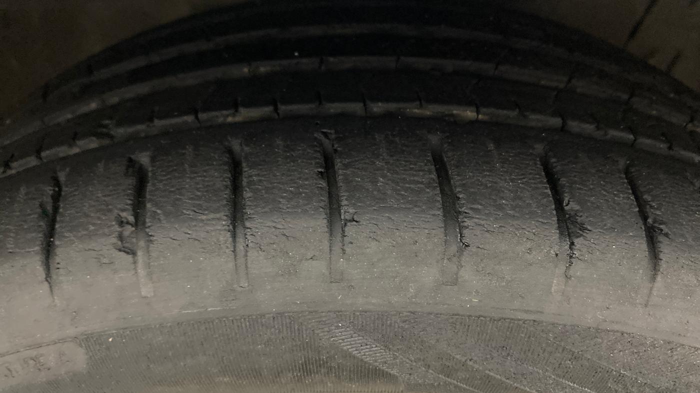 2016 Maruti Ciaz ZXI+ AT, Petrol, Automatic, 65,243 km, Right Front Tyre Tread