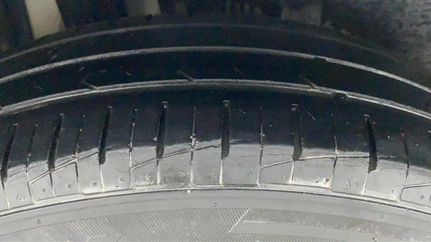 2019 Maruti Swift VXI AMT, CNG, Automatic, 37,541 km, Right Rear Tyre Tread