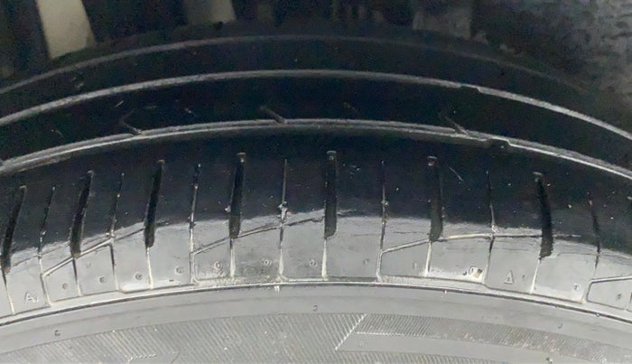 2019 Maruti Swift VXI AMT, CNG, Automatic, 37,541 km, Right Rear Tyre Tread