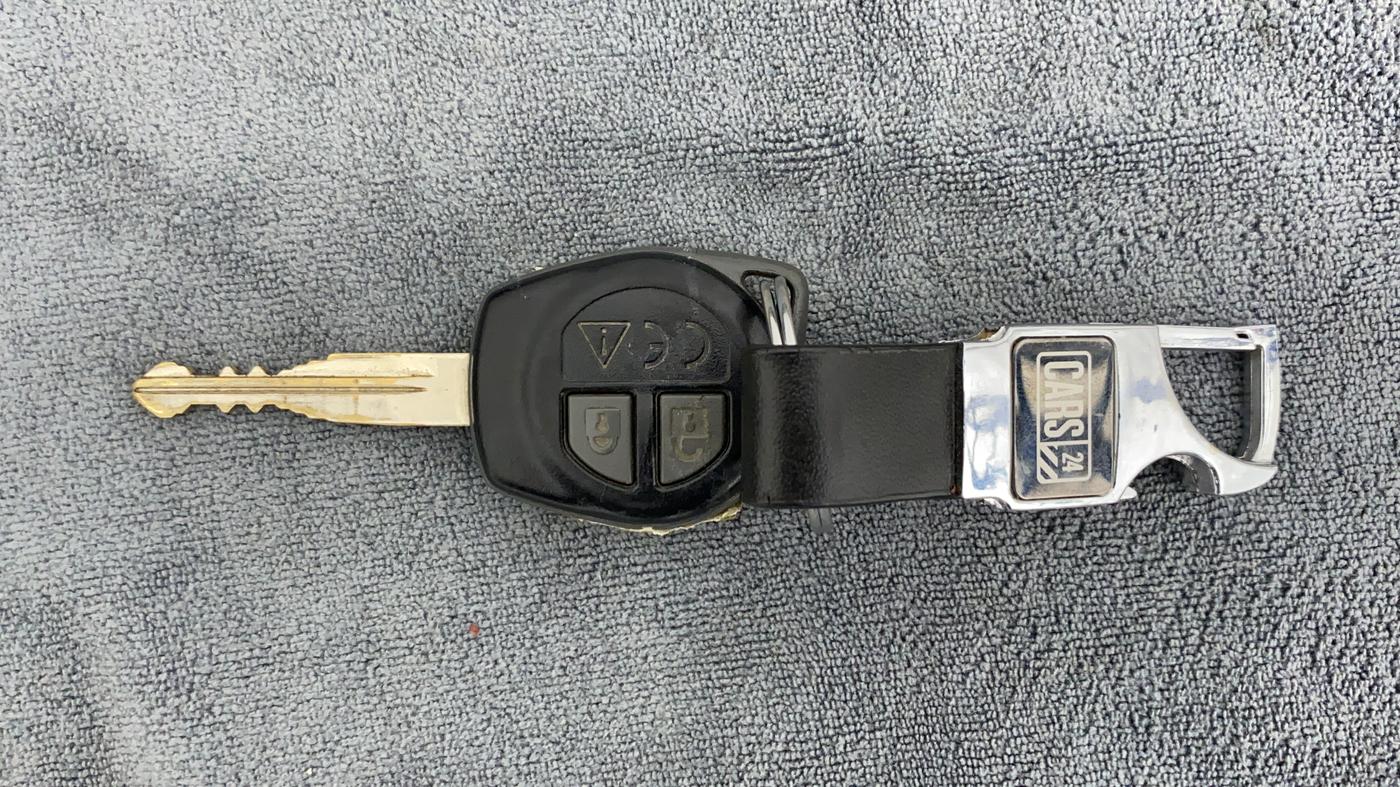 2019 Maruti Swift VXI AMT, CNG, Automatic, 37,541 km, Key Close Up